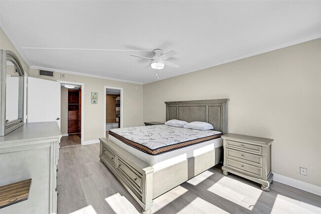 Building Photo - 525 N Ocean Blvd