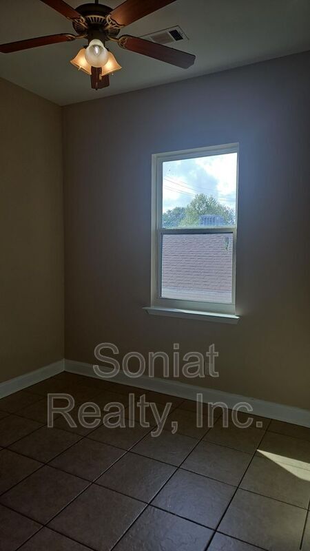 Building Photo - 5922 Marigny St