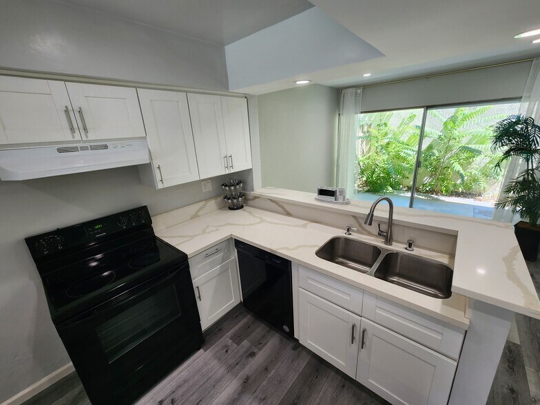 Building Photo - 12744 Moorpark St