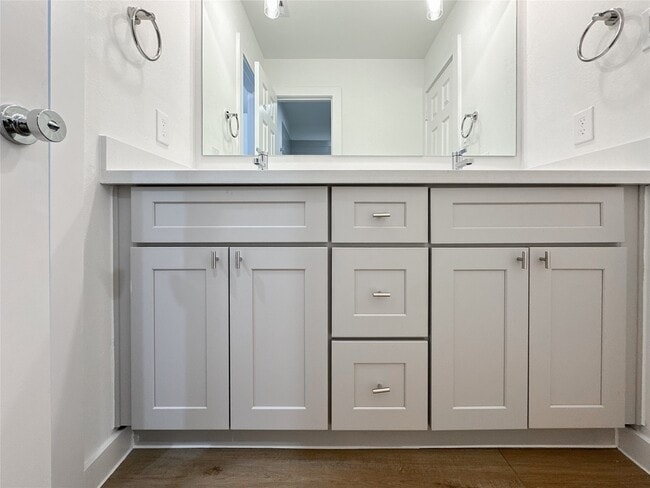 Building Photo - 824 Waxahachie St