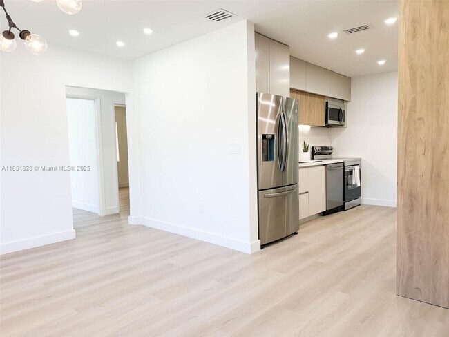 Building Photo - 1040 NE 143rd St