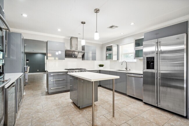 Building Photo - 6752 Fleur De Lis Dr