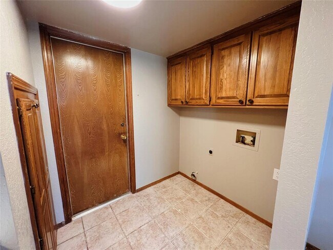 Building Photo - 213 Woodbridge Cir