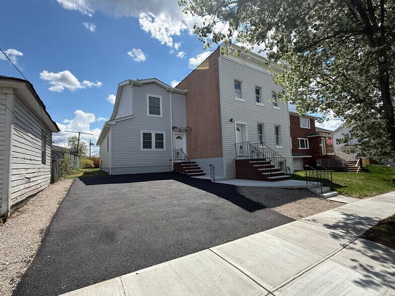 Building Photo - 13 Roosevelt Ave