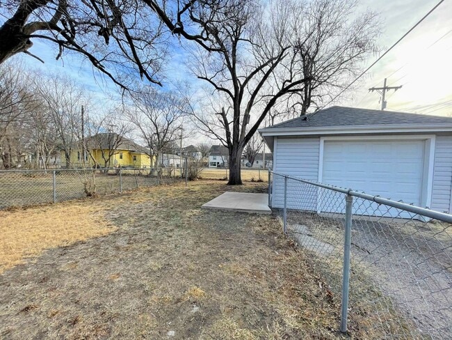 Building Photo - Clean 2 bed 1 bath home