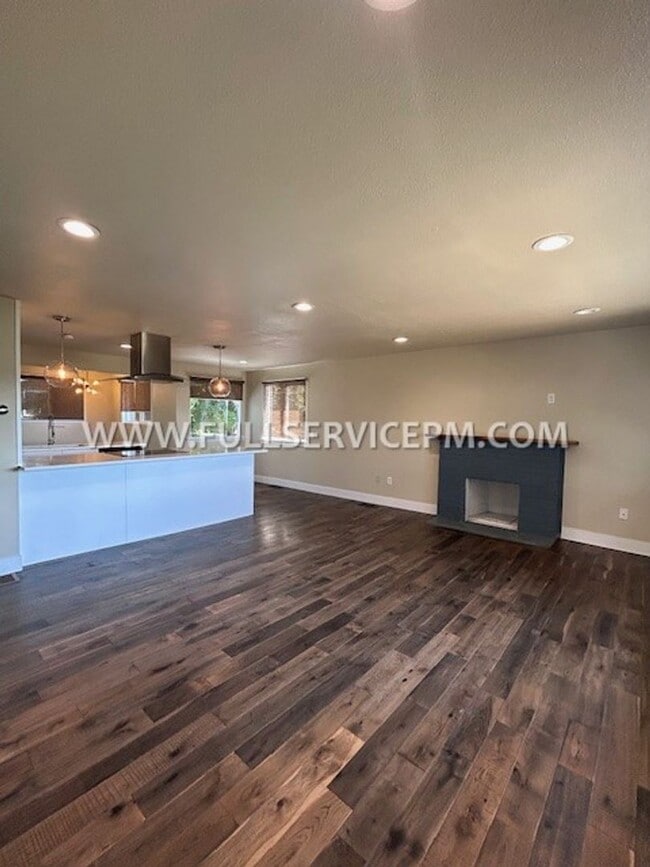 Building Photo - Exceptional South Beacon Hill 3 BD 2 BA! Huge Deck!