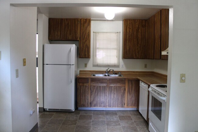 Building Photo - Lovely Condo Next to Campus- Winter Move I...