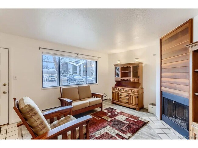 Building Photo - 1 Bedroom Condo with In-Unit Laundry and Private Patio