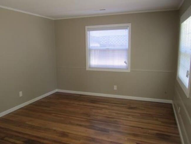 Building Photo - CHARMING 3 BEDROOM, 1 BATHROOM HOME IN DOW...