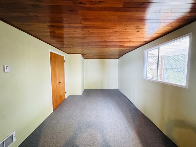 Building Photo - La Conner Home with Stunning View