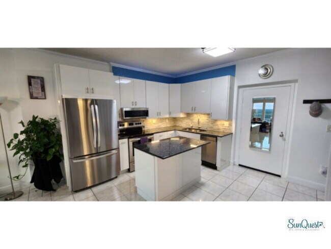 Building Photo - Carefree living in this immaculate updated 1 bedroom condo!