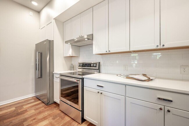 Building Photo - 598 Lathrop St