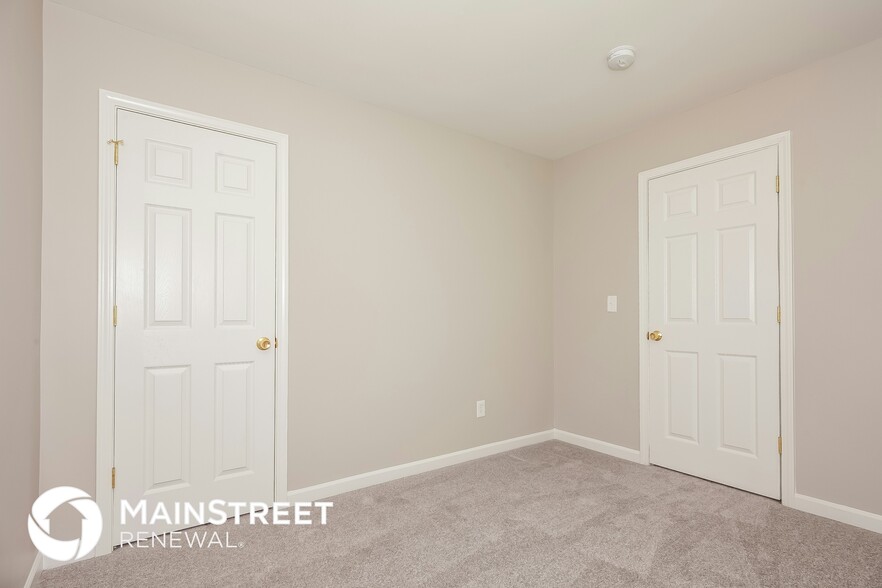 Building Photo - 5949 Hamilton Oaks Dr