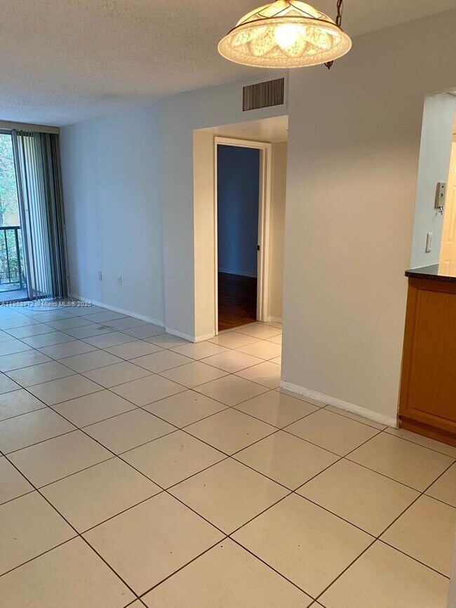 Building Photo - 8810 Fontainebleau Blvd