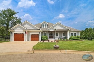 Building Photo - Spacious Luxury Lodge with Lake Geneva Acc...