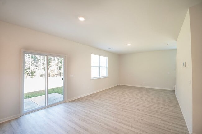 Building Photo - AVAILABLE NOW!