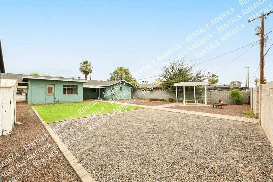 Building Photo - 1723 W Indianola Ave