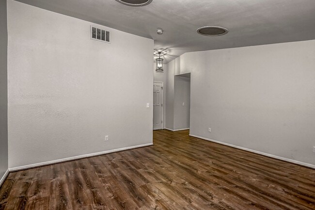 Building Photo - 3-bedroom 2-bathroom home with fenced back...