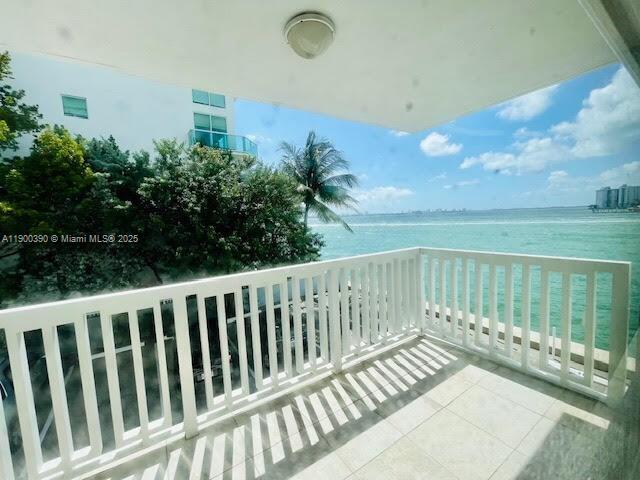 Building Photo - 2016 Bay Dr