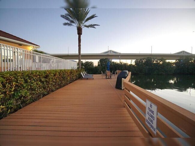 Building Photo - 2-Bed, 2.5-Bath Water-Front Condo in South Tampa