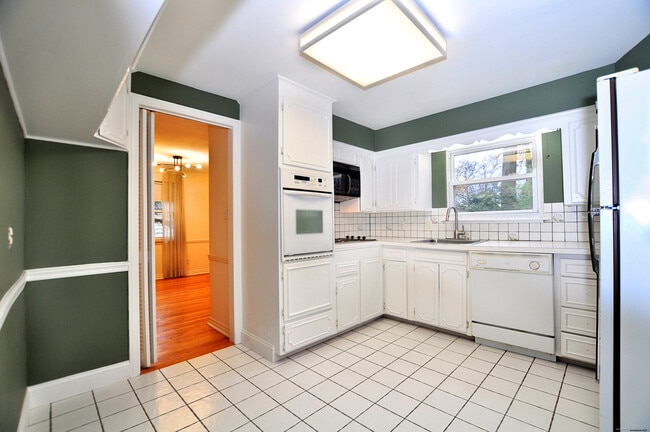 Building Photo - 19 Seneca Rd