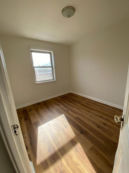Second bedroom - 3353 Alden Pl NE