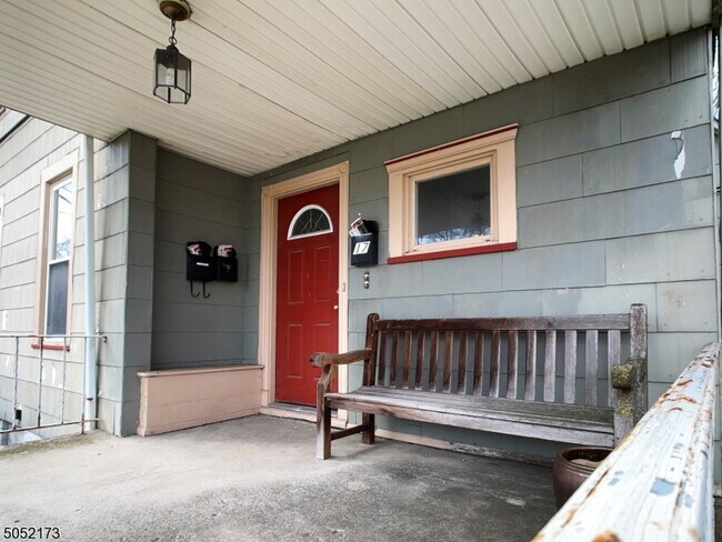 Building Photo - 17 Gates Ave