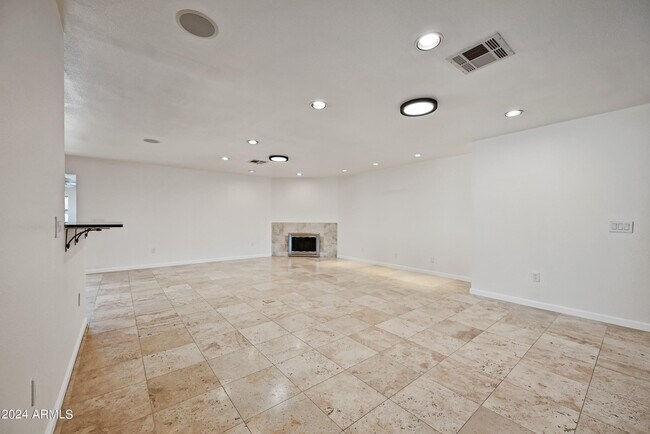 Building Photo - 1831 E La Jolla Dr