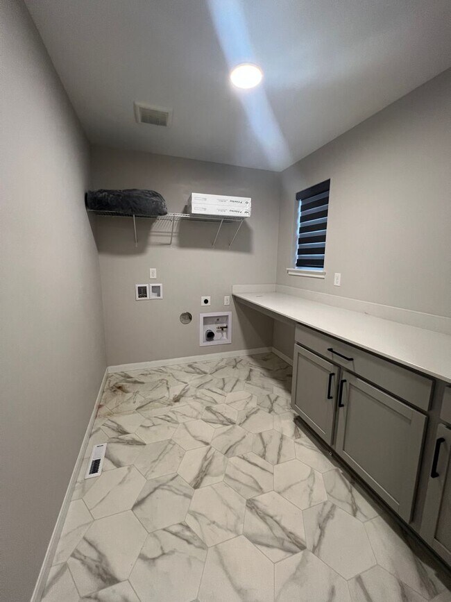 Building Photo - $500.00 Off First Month's Rent! McCormick Village Giant! Bed/Bath on Main, Fenced Yard, Generator...