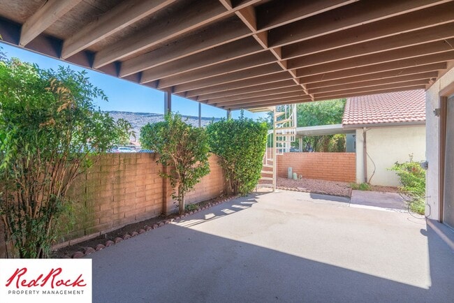 Building Photo - Spacious 5 Bedroom Home in A Quiet Communi...
