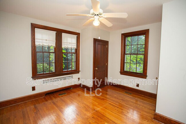 Building Photo - 319 N Newton Lake Dr