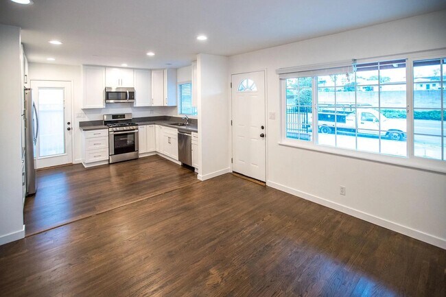Building Photo - 2207 E Daily Dr