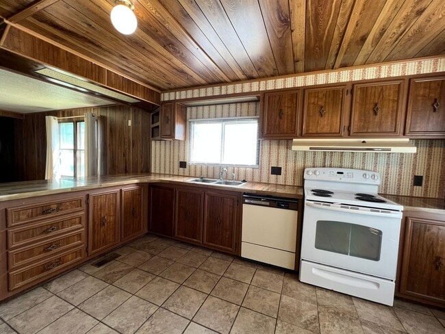 Building Photo - 2 Bedroom 1 Bath