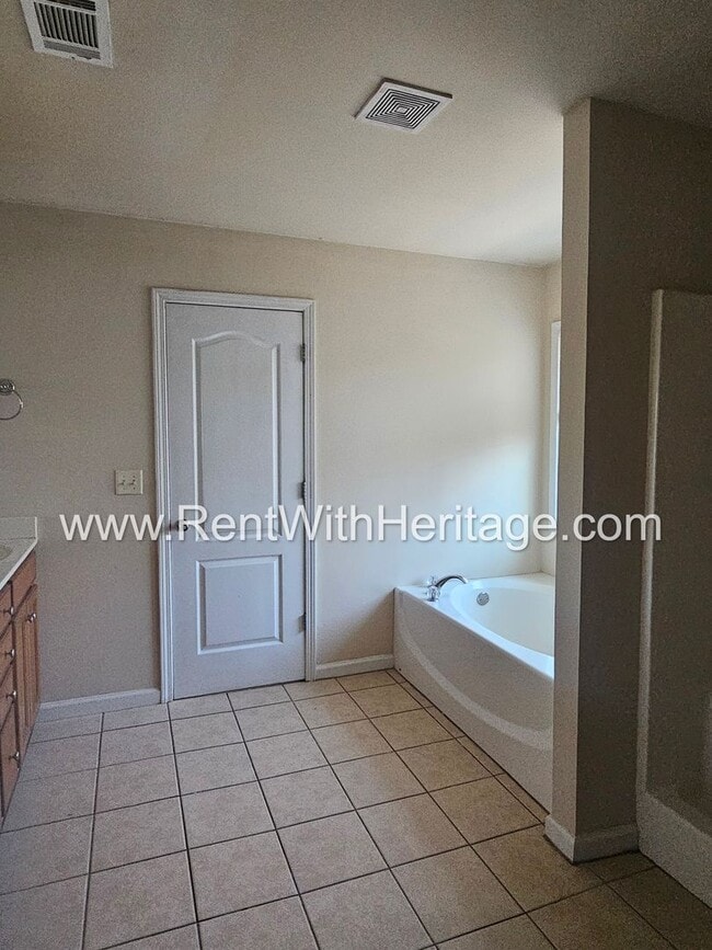 Building Photo - WOW!!...GORGEOUS!!..UPGRADES /AMAZING MASTER/ FENCED YD/ SWIM-TENNIS