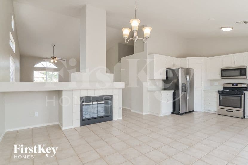 Building Photo - 127 E Tamarack Dr
