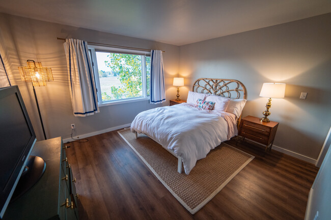 Master bedroom with access to the balcony - 409 Overbrook Dr