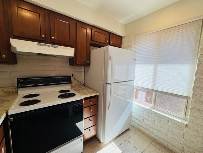 Building Photo - Beautiful Townhome in Great Eastside Location