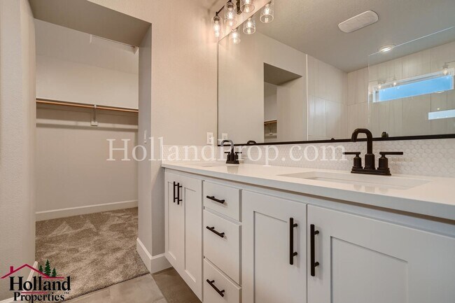 Building Photo - Luxurious South Hillsboro Home with a Fenced Backyard!