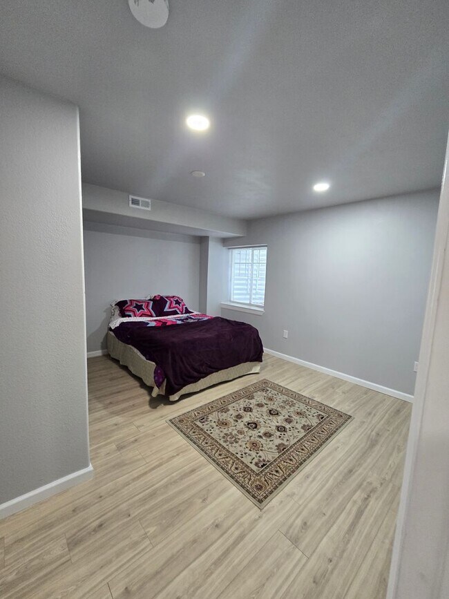 Building Photo - 2 Bed 2 Bath Basement Apartment