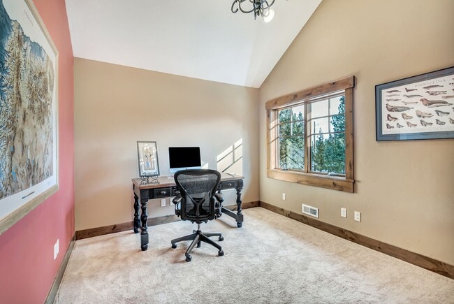 Building Photo - Rare Tumalo HORSE PROPERTY Retreat on 10 A...