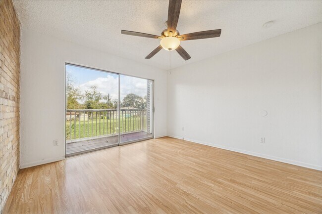 Building Photo - 2223 Par Ln