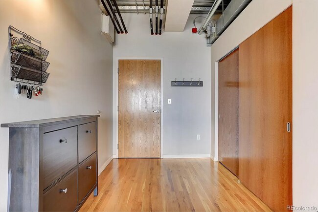 Building Photo - Beautiful and Spacious Loft-Style Condo 1 Bed/1.5 Bath Near Ballpark