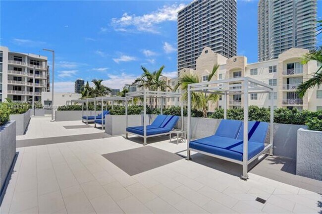 Building Photo - 480 NE 30th St