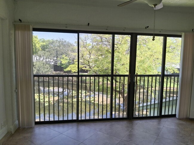 Building Photo - 4017 Carambola Cir N