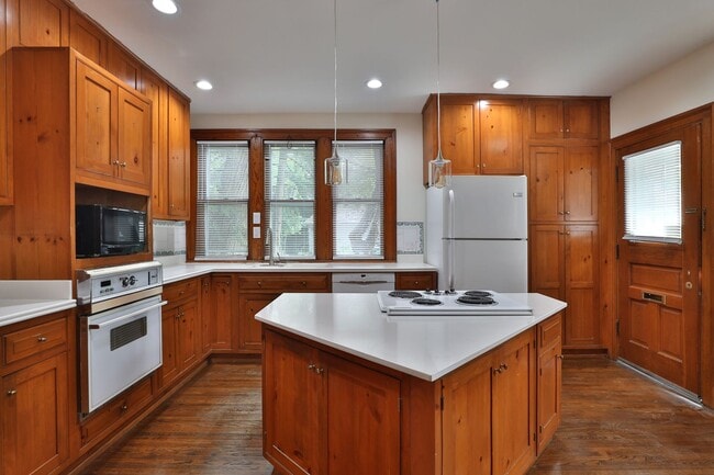 Building Photo - 2104 Iuka Ave