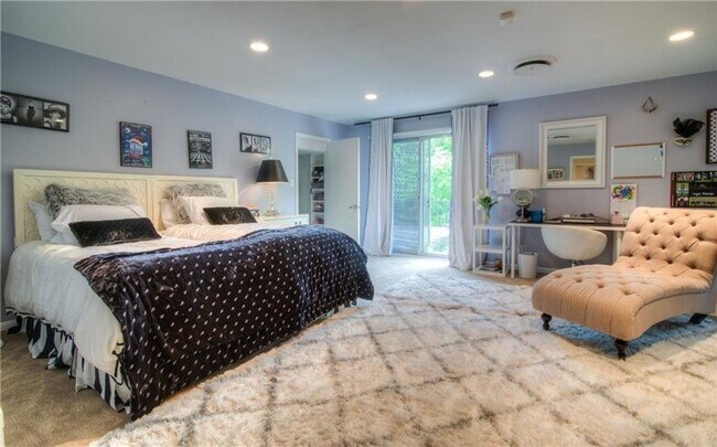 Building Photo - Tarrytown STUNNER!!!