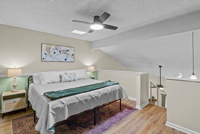 Building Photo - Fully remolded and furnished condo.
