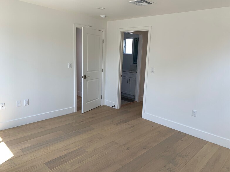 Building Photo - 1346 S Mansfield Ave