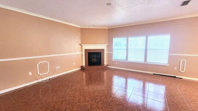 Building Photo - Spacious 4-bedroom, 3-bath home in desirab...