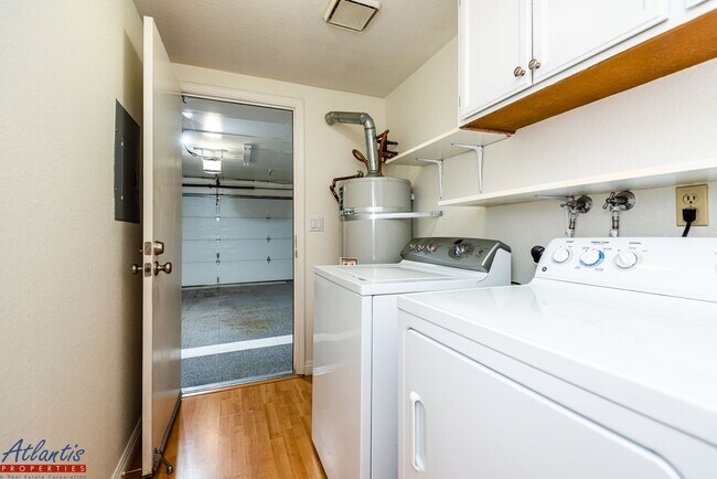 Building Photo - Beautiful Townhouse | Desirable Location